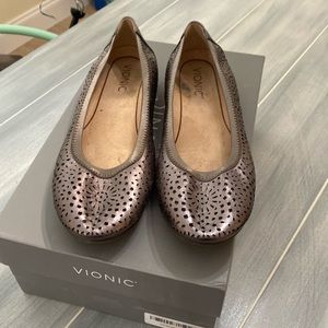VIONIC WOMEN FLATS SIZE 7.5